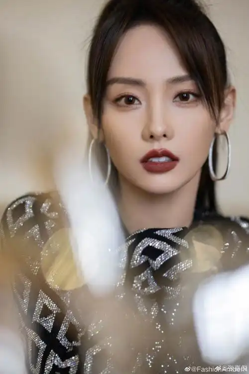 张嘉倪亮片纱裙造型