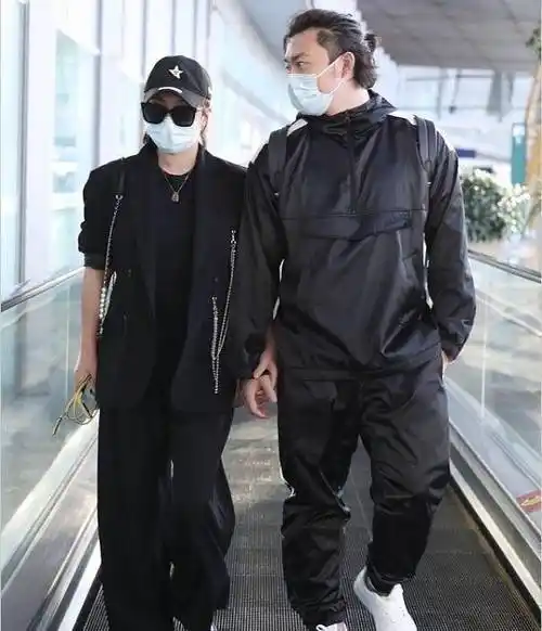 马丽产后和老公首现身!