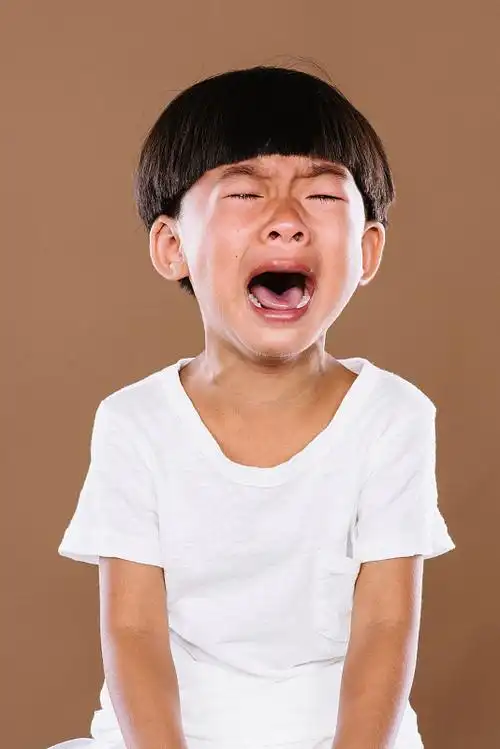 哭泣的小女孩