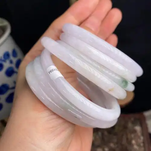 这样的小百元贵妃圆条翡翠手镯有喜欢的吗