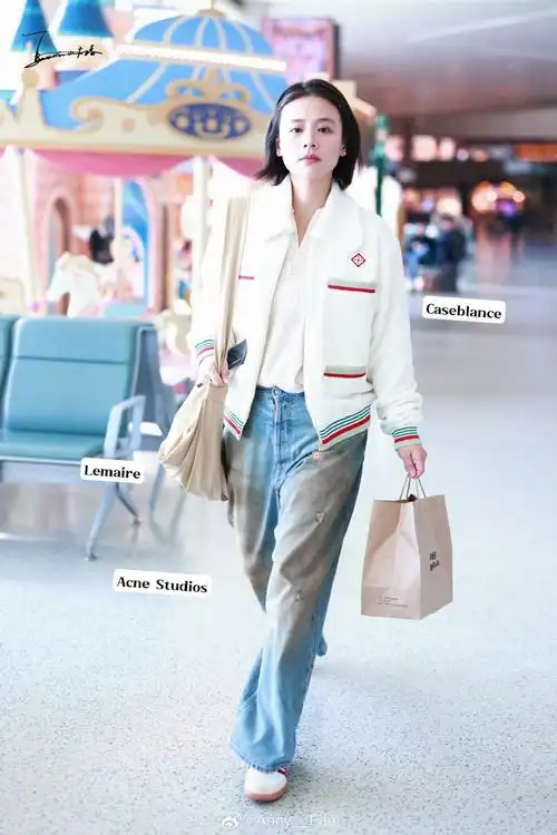 马思纯#机场街拍穿搭合集    瘦回从前的自律小马,状态不要太好!
