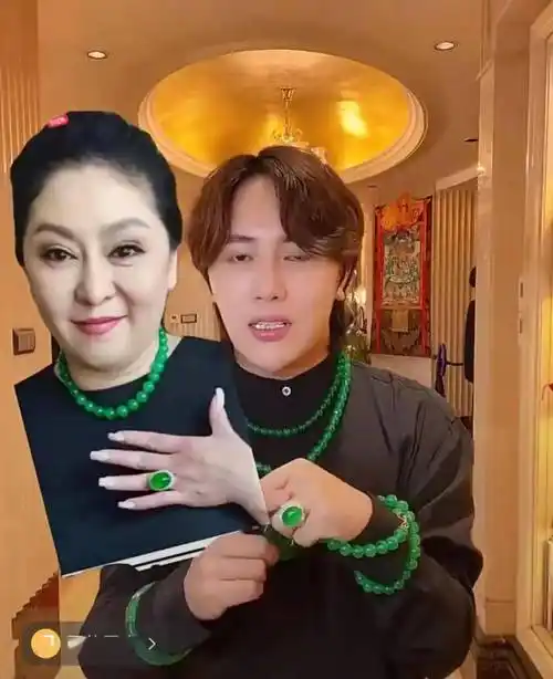 晒翡翠的时候还要蹭一下向太,说手上戒指的料子非常好,全世界只有两块