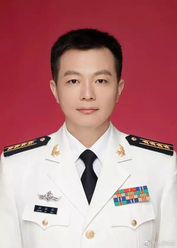 "男神天团"齐了!海军新闻发言人刚亮相就迅速刷屏