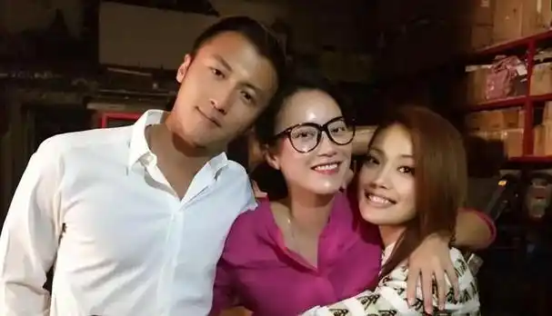 而孩子的亲生父亲实际上是霍汶希曾有过短暂恋情的大陆富豪贺丹青.