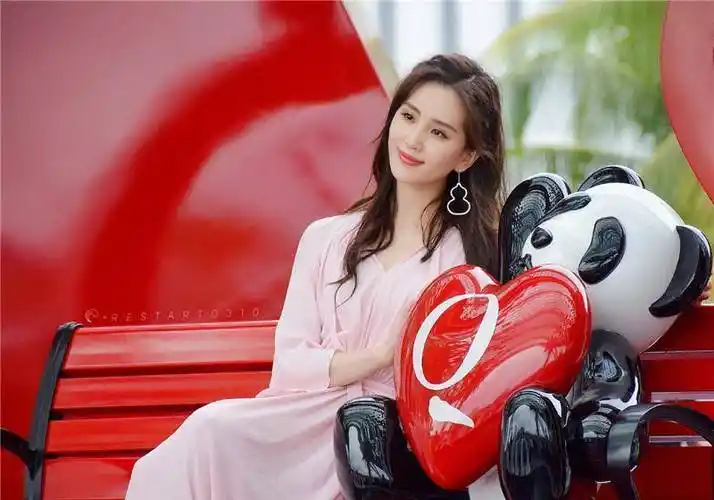 刘诗诗一席粉色长裙现身,被认错为"刘亦菲",看来美女都是相似的.