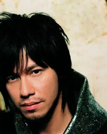 李圣杰承认心仪侯佩岑 昨抵重庆宣传新专辑