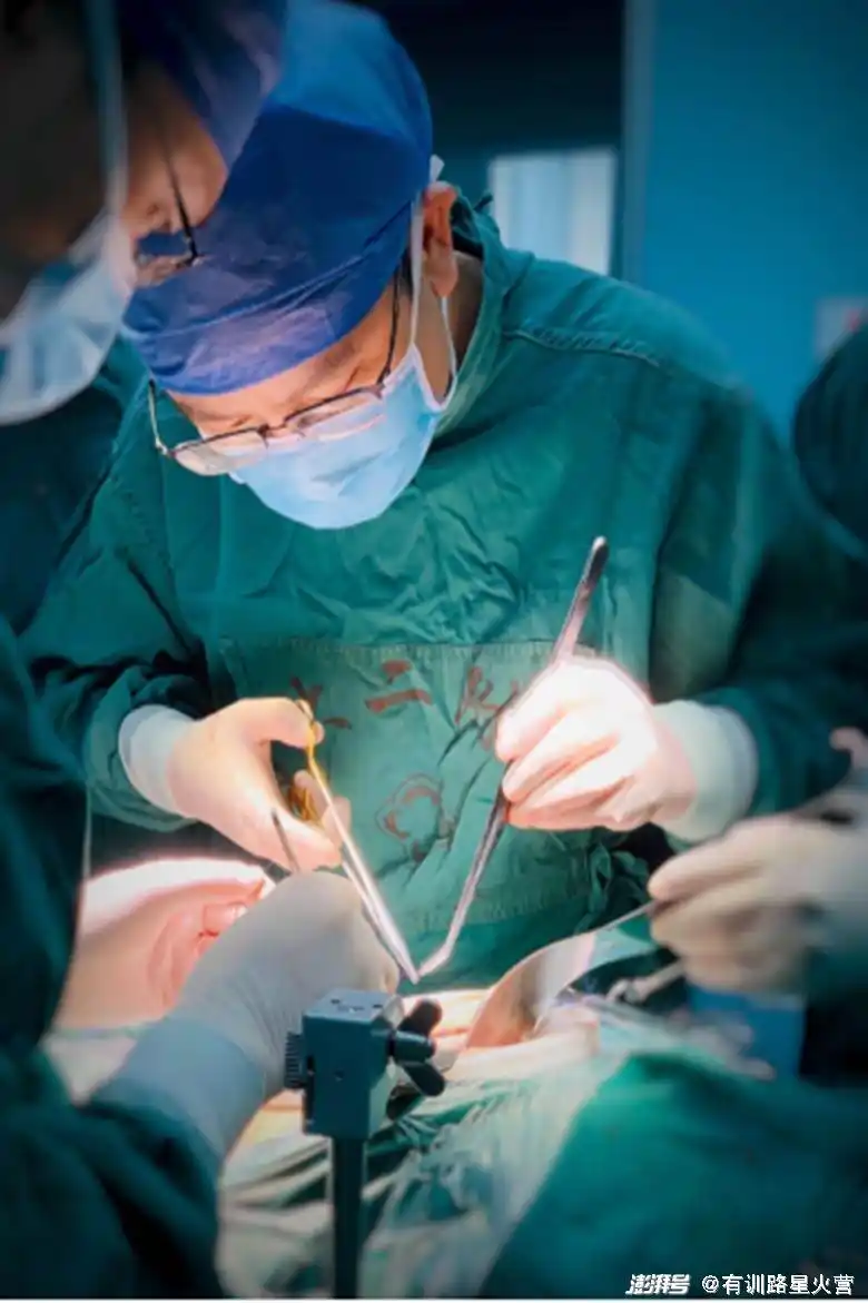 图1:王恺在手术台上工作