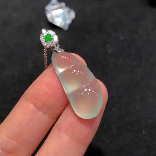 18k金镶嵌翡翠白冰福豆吊坠