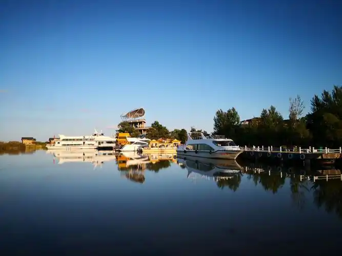 今天行程近300公里,来到鸡西市密山兴凯湖,这个景点以前不太注意,似乎