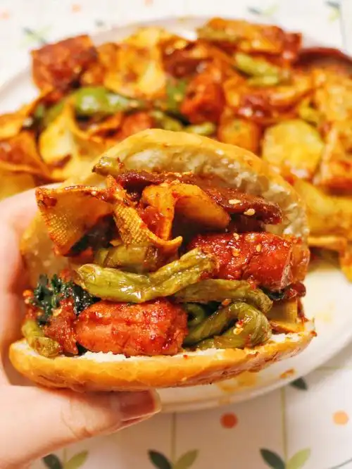 隔离在家做炸串夹馍直接香迷糊了