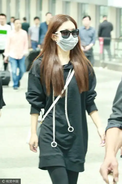 赵丽颖全副武装现身机场  全黑look帅气撩发