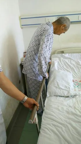 术后第二天下床