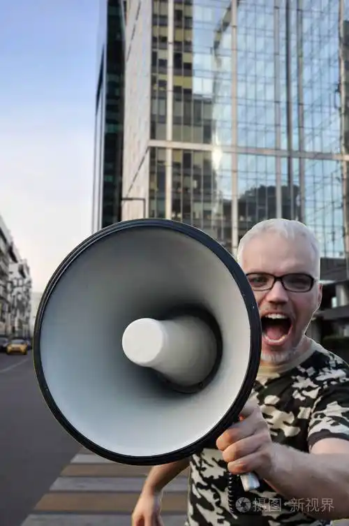在米德尔街一名男子站在人行道上对着扩音器大声喊叫