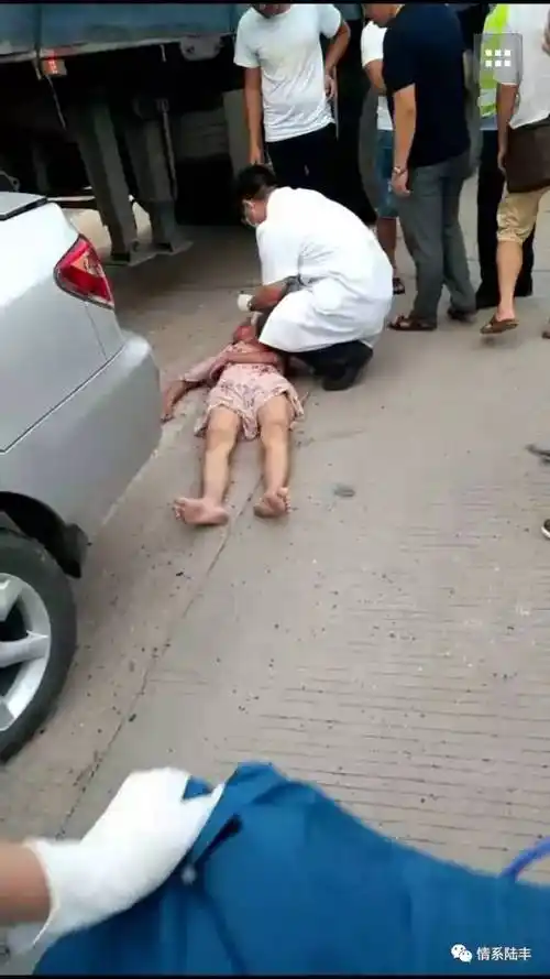 324国道陆丰段,发生严重车祸,后排座的女子.