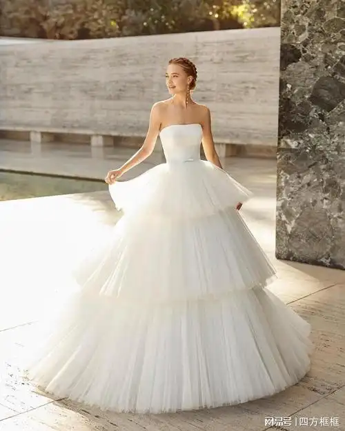 四方框框童话般公主婚纱采无肩带紧身胸衣配有多层荷叶边长裙