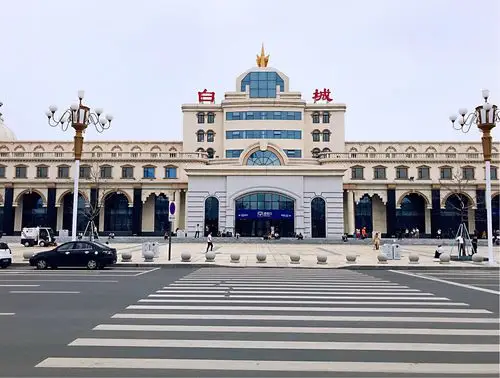 白城火车站前雕塑,显示出白城特有的珍贵物种—丹顶鹤.