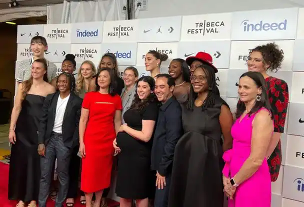 当地时间6月14日,nba篮网队老板蔡崇信,带着妻子和儿女亮相电影《未