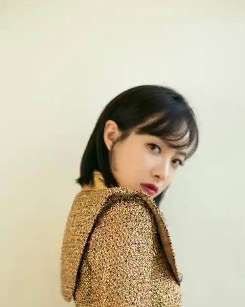 宋茜换新造型,波波头短发搭配白t恤和牛仔背带裤,减龄又时髦_时候