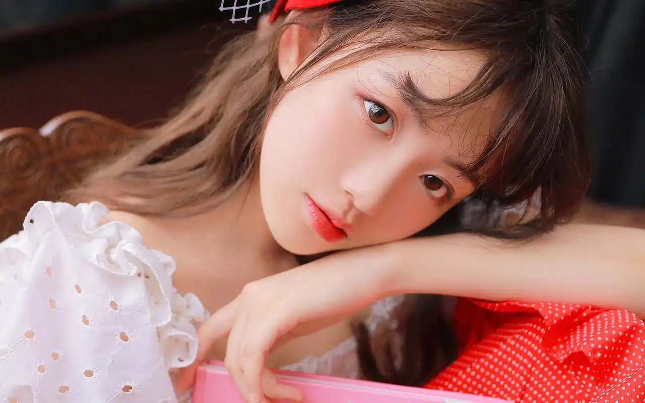 甜美粉色系少女唯美写真高清桌面壁纸