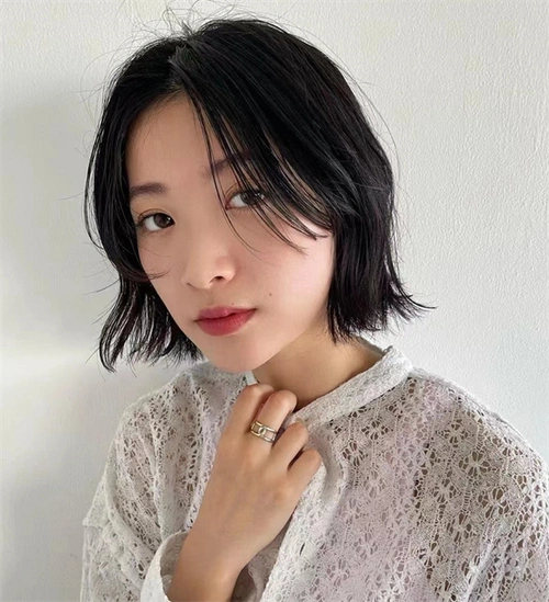 发尾外翘短发 简约轻盈修颜