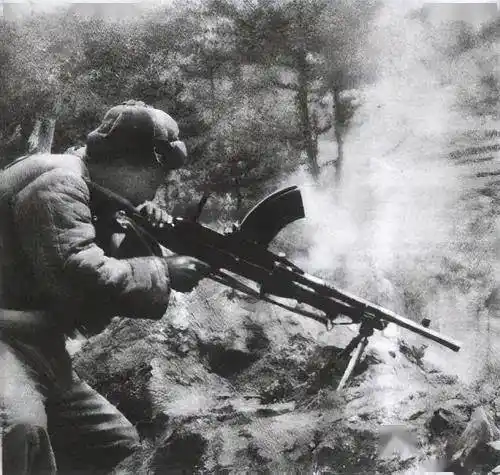 老照片上的志愿军机枪虽是万国牌但大无畏英雄气概永在