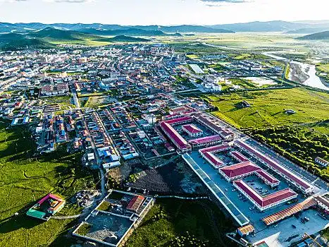 四川阿坝红原县县城城市风光