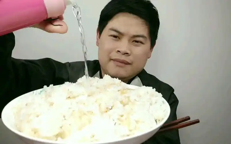打工仔饿了,用白开水泡一大碗米饭,没有菜也要光盘行动
