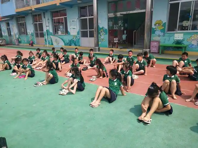 玩游戏之前我们先把我们鞋子脱下来!看我们的鞋子摆的多么整齐!