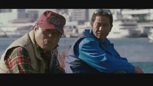 电影《东京漂移》里面有两个中年人钓鱼的,一个是土屋圭市,还有一个是