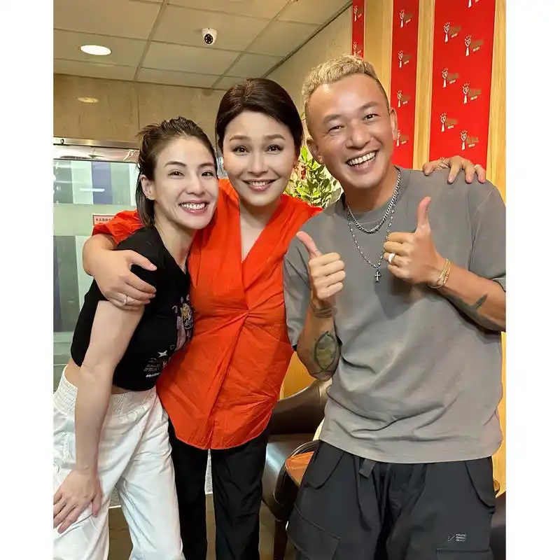 中广电台巧遇白吉胜和徐小可,圈内可爱幸福的小夫妻,期待我们的聚会