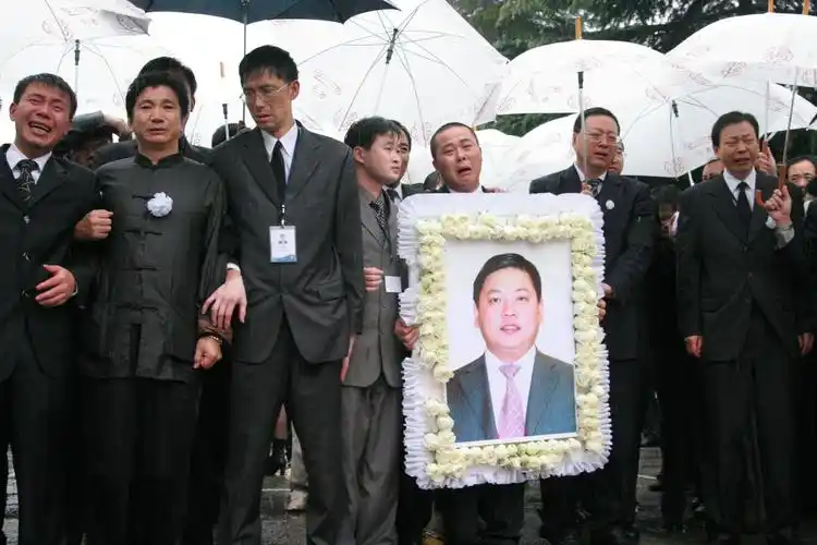 15年后,正当均瑶乳业披露招股书,准备上市时,王均瑶大女儿王滢滢竟因