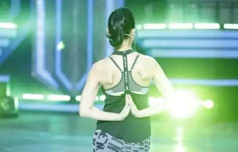 女生虎背熊腰真是"背影杀手" 这几招教你变美背