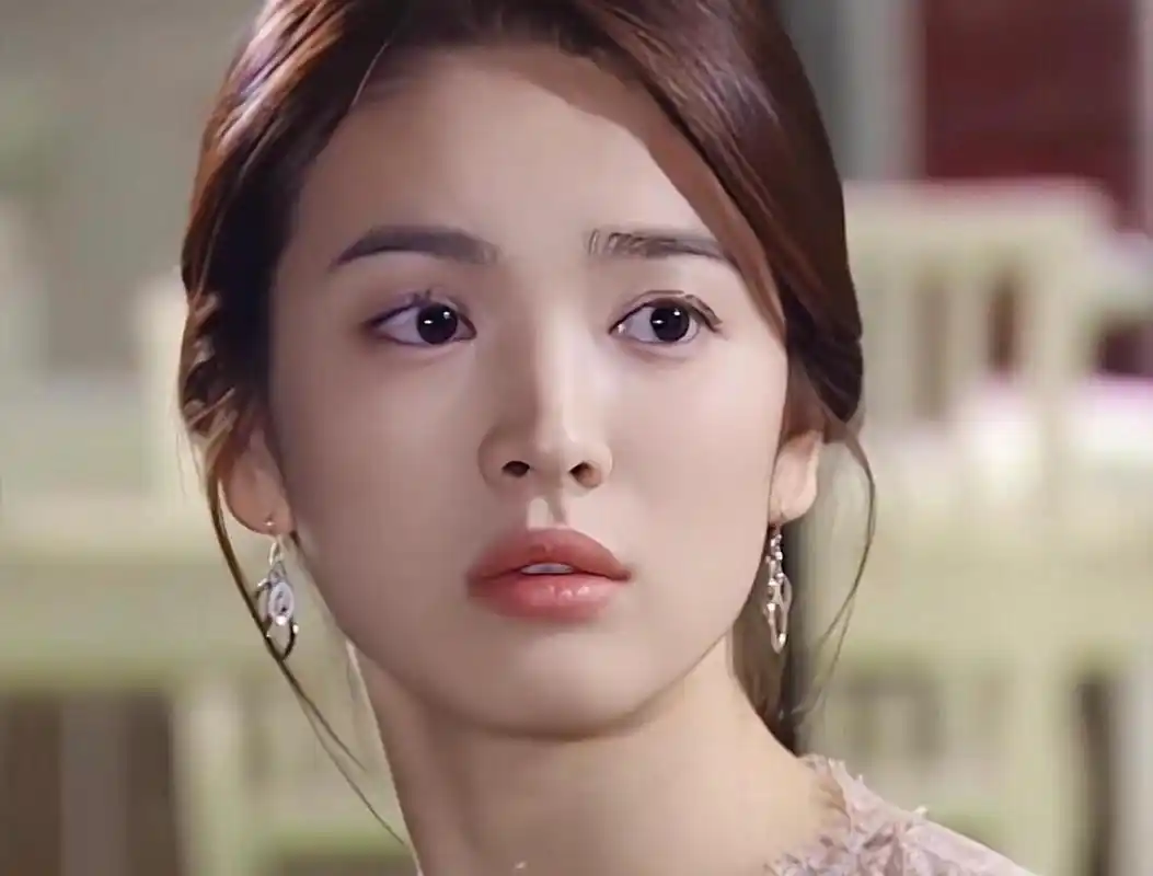 早期宋慧乔说自己和妈妈都讨厌自己的厚嘴唇,但是她的嘴唇很好看啊