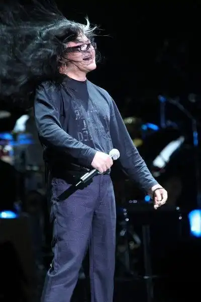 刘欢也摇滚了 黑头发,甩起来!(组图)