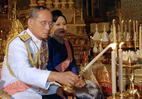 享年88岁的普密蓬是当今世界在位时间最长的君主,也是权威最高的君主.