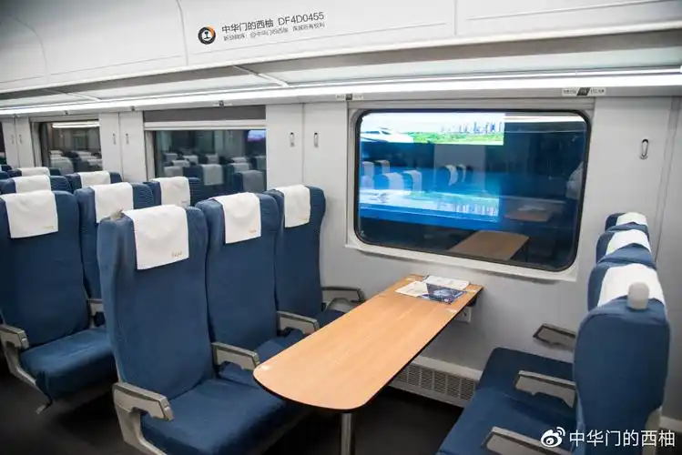 动集列车二等座中部,有可供三人使用的小餐桌,两侧座椅分别对称布置