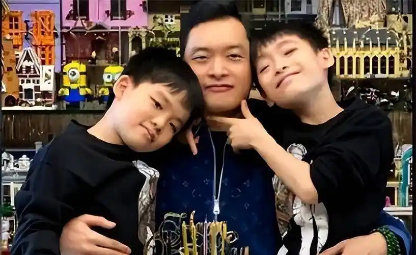 他与前八一男篮的张博一起出现在易建联的篮球集训中,并担任青训推荐