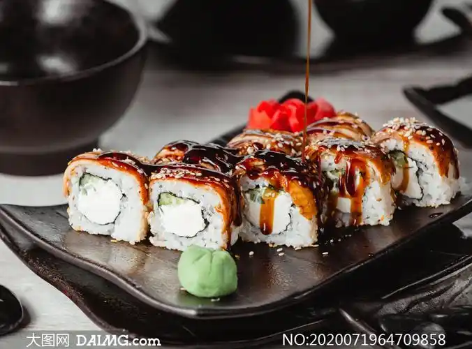 淋了照烧汁的日料寿司摄影高清图片