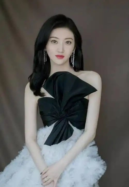 有一种好身材叫做景甜,白色羽毛裙宛如仙女,一字肩太绝了吧_长裙_礼服