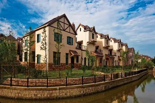 实景图,建筑,建筑外观,英式,别墅,低层,坡顶,老虎窗,护栏_缩小大小.