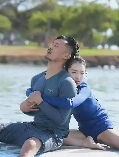 周冬雨秀水上瑜伽,大长腿柔韧性爆表,网友惊呼:太惊艳了!