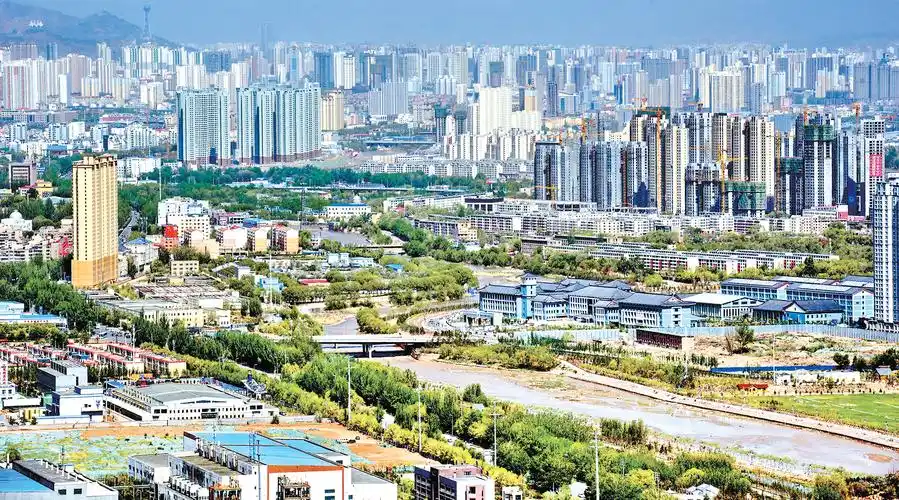 高原古城西宁建设日新月异.图为海湖新区一角.