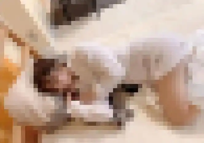 却发现最新的照片竟然是我们几年前异地恋时拍摄的私密照