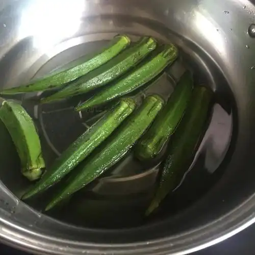 第2步,锅里下冷水,放入秋葵煮开,煮三分钟