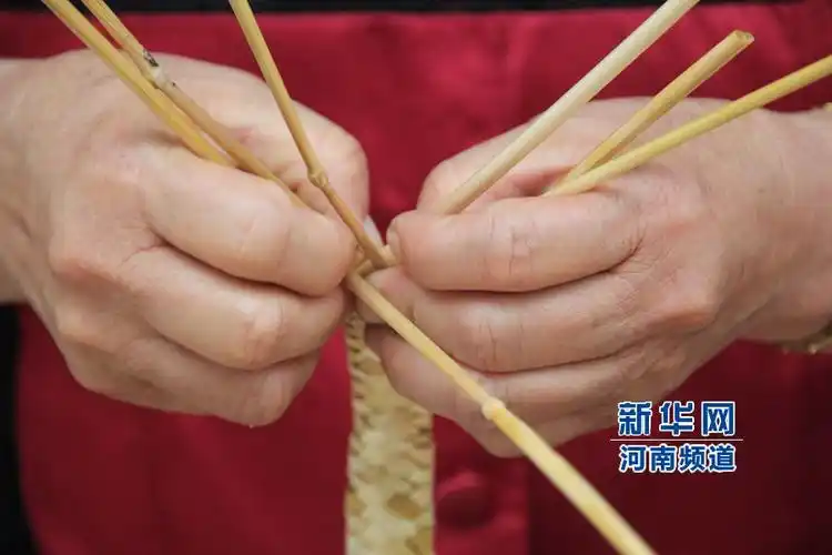 7月15日,河南省内黄县马上乡农民在掐辫子.