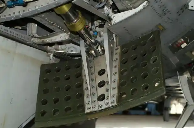 它的前面是打开的减速板萨博-35机身下方的冲压涡轮(rat),可以为飞机