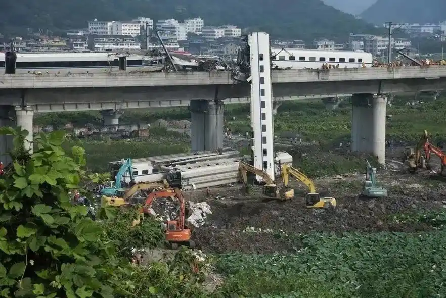 d3115与d301次列车发生追尾.十二年前的今天,2011 - 抖音