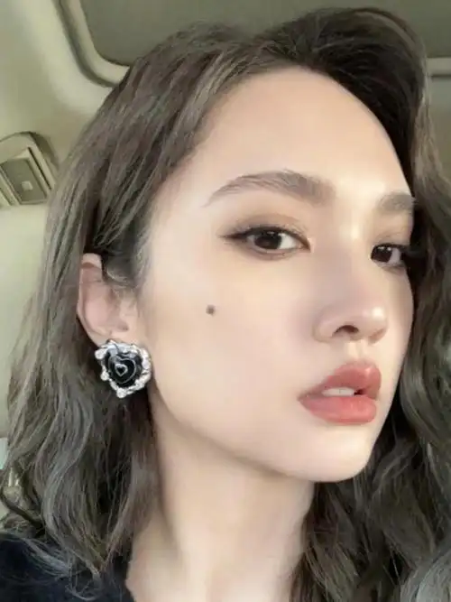 而且,长期以来这颗痣也成了杨丞琳的一种个人风格,那种甜美中又带着些