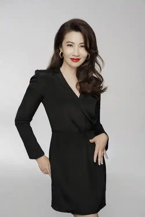 陈炜红唇写真高级感十足好好说话有秘密的母亲引热议