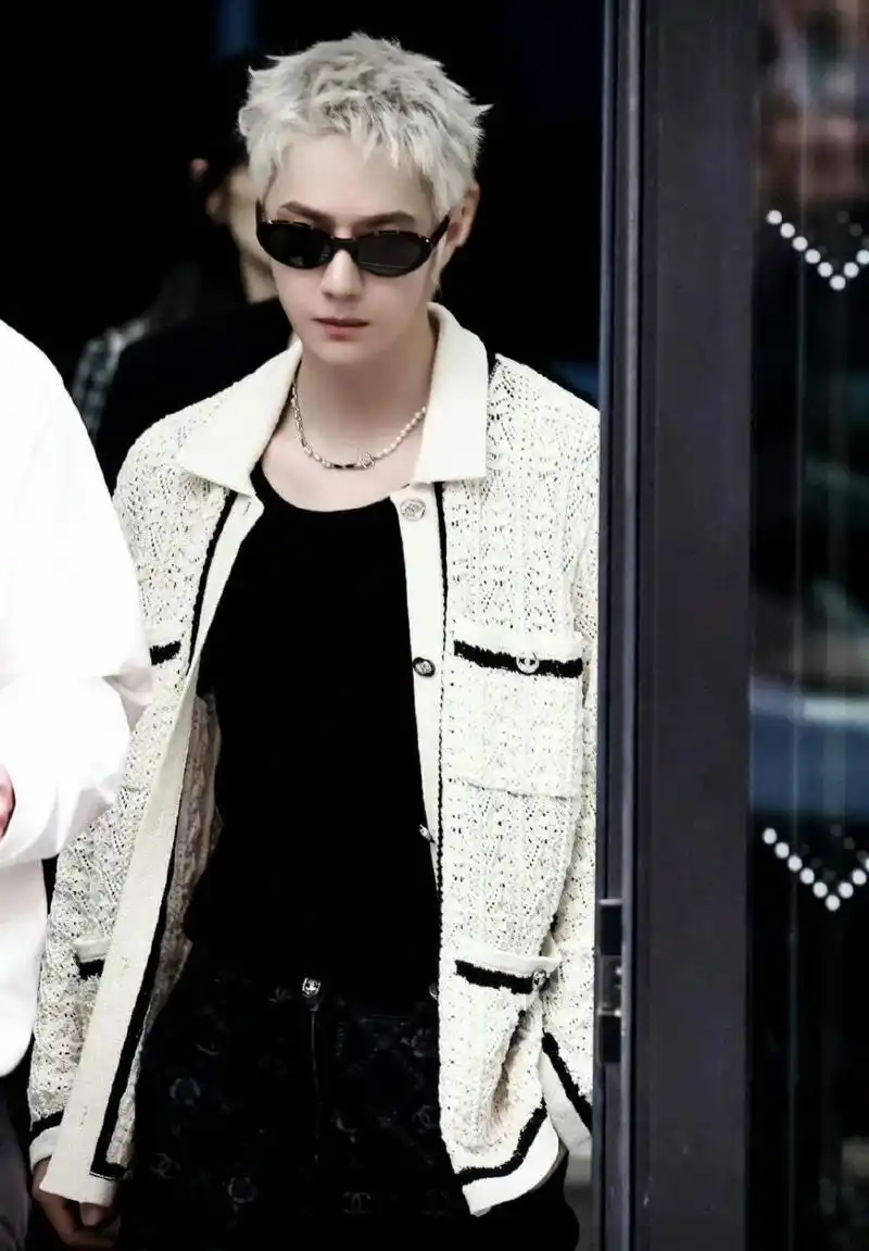 王一博巴黎时装周看秀造型,银发造型好酷